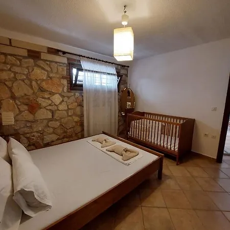 Apartment Elpida Stone House *